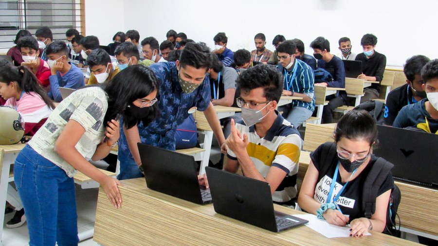 Treasure hunt driven by clues from computer science domains