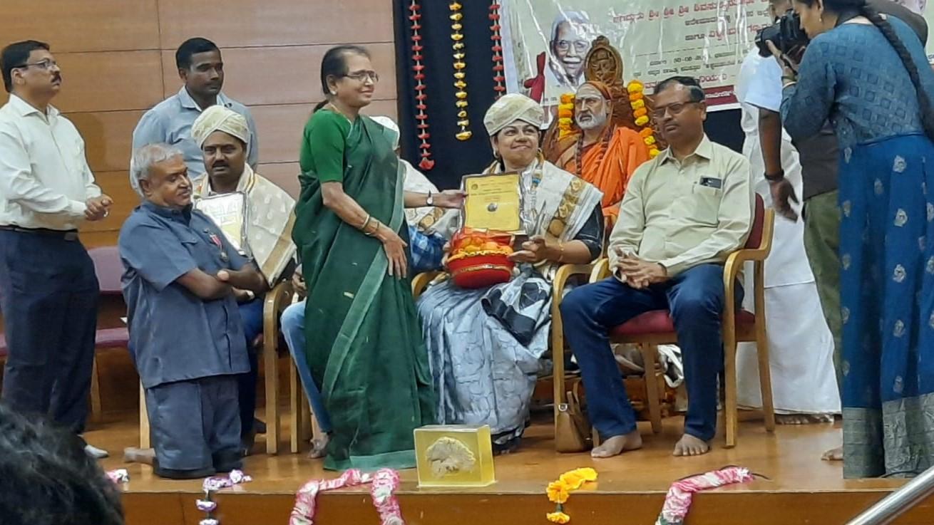 ಪಿಇಎಸ್ ವಿಶ್ವವಿದ್ಯಾಲಯ ಡಾ. ನಂದ ಅವರಿಗೆ ಸಾಧಕ ಸನ್ಮಾನ ಫಲಕವನ್ನು  ನೀಡಿ ಗೌರವಿಸಲಾಯಿತು